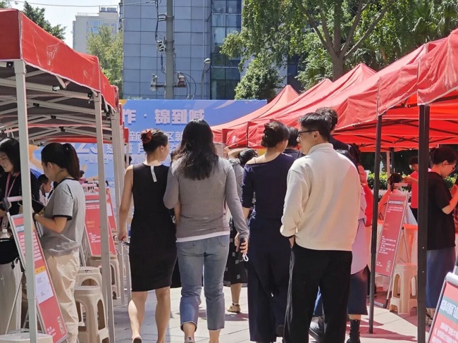 “家門(mén)口”的一站式服務(wù)!瑞方人力助力打造火車(chē)南站街道錦官新城社區(qū)特色就業(yè)IP 第1張 “家門(mén)口”的一站式服務(wù)!瑞方人力助力打造火車(chē)南站街道錦官新城社區(qū)特色就業(yè)IP 第1張