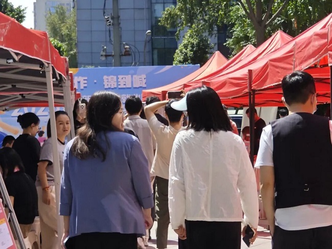 “家門(mén)口”的一站式服務(wù)!瑞方人力助力打造火車(chē)南站街道錦官新城社區(qū)特色就業(yè)IP 第2張 “家門(mén)口”的一站式服務(wù)!瑞方人力助力打造火車(chē)南站街道錦官新城社區(qū)特色就業(yè)IP 第2張